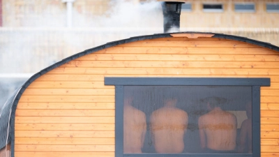 Eigenverantwortung gefragt: Saunabesucher müssen auf ihr Verhalten achten und Gefahren, etwa durch heiße Böden, selbst einschätzen. (Foto: Sebastian Gollnow/dpa/dpa-tmn)