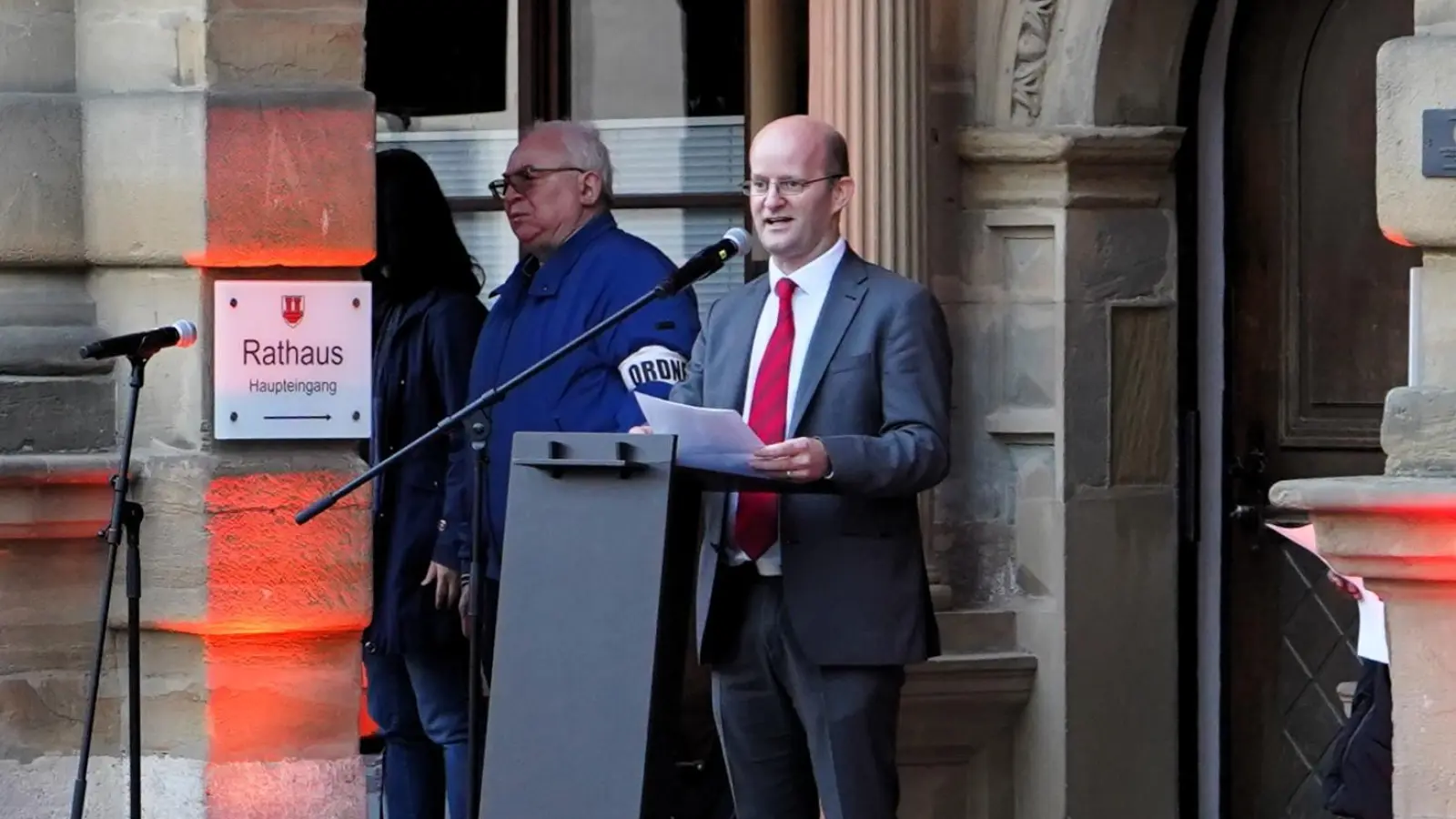 Oberbürgermeister Dr. Markus Naser (am Pult) verurteilte die Vorfälle bei der Kundgebung aufs Schärfste. Das Foto zeigt ihn bei einer Kundgebung gegen Rassismus im März. (Archivbild: Simone Hedler)