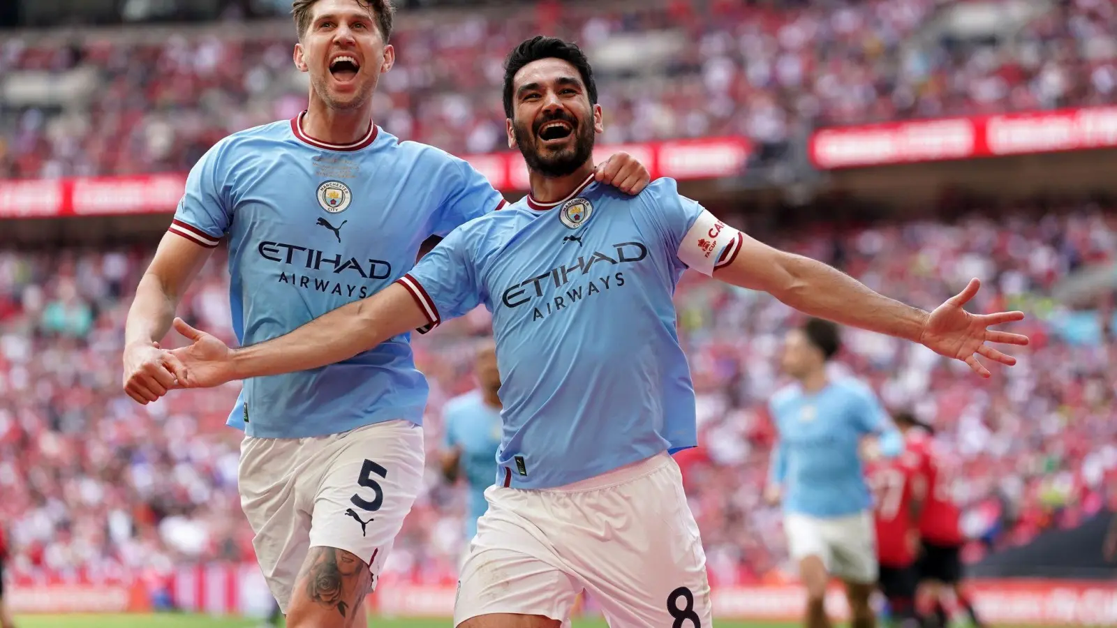 Ilkay Gündogan (r) von Manchester City feiert mit seinem Teamkollegen John Stones. (Foto: Adam Davy/PA Wire/dpa)