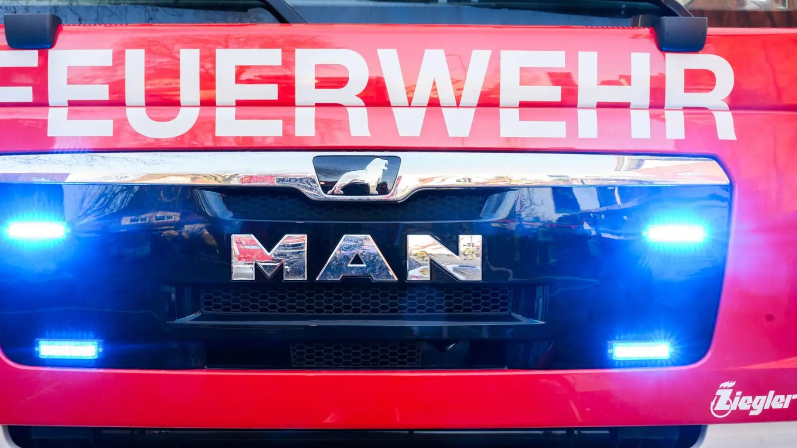 Zwei Ziele hatte die Feuerwehr: „die Dame zu befreien und möglichst wenig Schaden an dem Oldtimer-Fahrzeug anzurichten“. (Symbolbild) (Foto: Julian Stratenschulte/dpa)