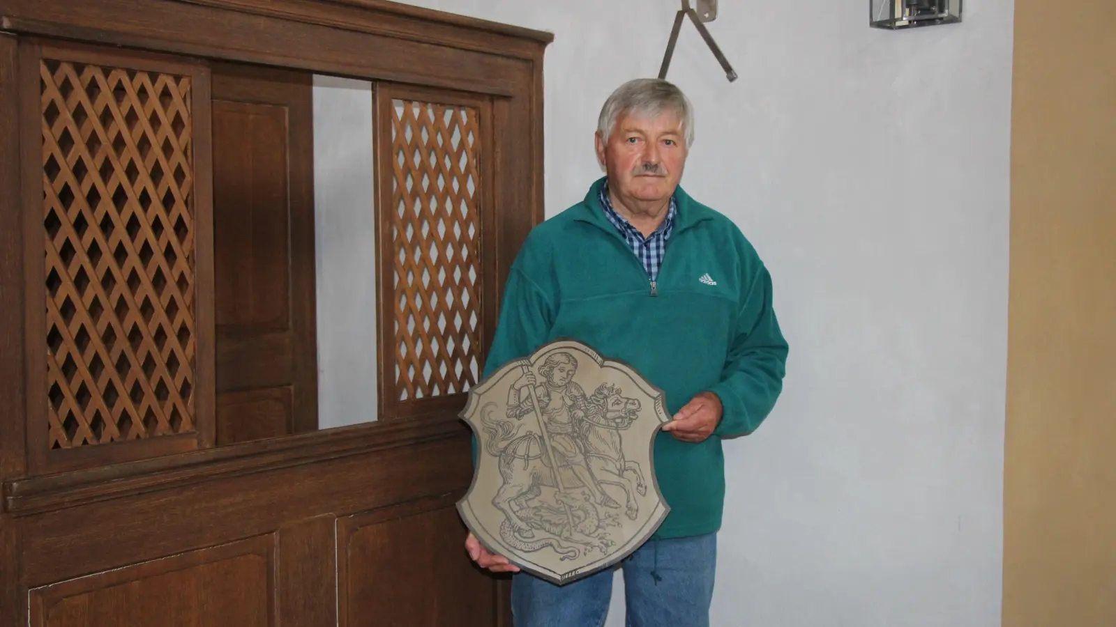 Am Kirchweihsonntag wurde das neue Bild des Schutzpatrons Sankt Georg in der Geckenheimer Kirche eingeweiht. Otto Rückert hat es anfertigen lassen und gespendet. (Foto: Gudrun Trabert)