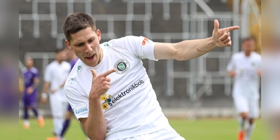Michael Sperr bejubelt im Rosenaustadion den Ansbacher Führungstreffer. (Foto: Klaus Rainer Krieger)