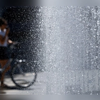 Abkühlung ist in diesen Tagen gefragt: Es bleibt hochsommerlich heiß. (Foto: Sven Hoppe/dpa)