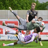Voller Einsatz, um Ansbachs Niklas Seefried (in Schwarz) vom Torabschluss abzuhalten: Torwart Nick Guttenberger und Innenverteidiger Liam Omore von den Kickers Würzburg. (Foto: Martin Rügner)