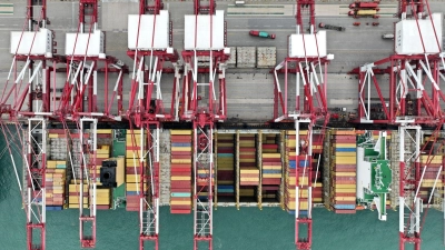 Blick von oben auf ein Containerschiff im Hafen von Qingdao in der ostchinesischen Provinz Shandong. (Foto: Li Ziheng/Xinhua/dpa)