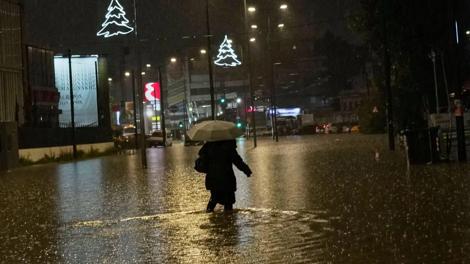 In Griechenland kommt es nach Regenfällen zu Überschwemmungen.  (Foto: Petros Giannakouris/AP/dpa)