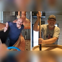 Jürgen Friedrich hat Spaß beim Reinigen des Sudkessels, Karl Willig hat sich das Rezept zu seinem Altstadtfestbier in einer Ausbildung entwickelt. (Fotos: Martin Lehr, privat)