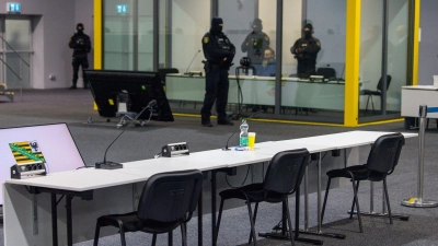 Der Platz des Angeklagten im Gerichtssaal ist in einem Glaskasten. (Archivbild) (Foto: Klaus-Dietmar Gabbert/dpa)