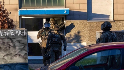 Polizei durchsucht neun Objekte in drei Städten wegen Verdachts auf Drogen- und Waffenhandel. (Foto: Justin Brosch/dpa)
