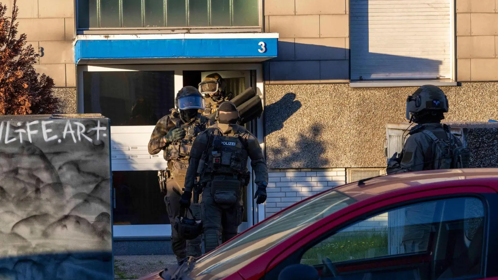 Polizei durchsucht neun Objekte in drei Städten wegen Verdachts auf Drogen- und Waffenhandel. (Foto: Justin Brosch/dpa)