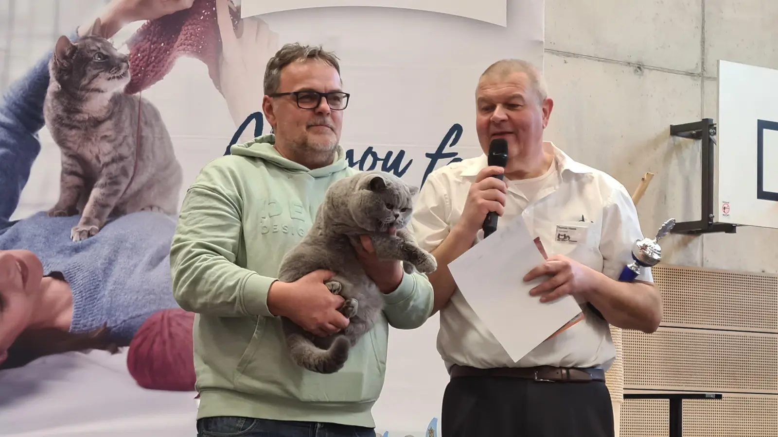 Veranstalter Thomas Haase (rechts) stellte Kater Winnetou mit seinem Besitzer vor.  (Foto: Margit Schwandt)