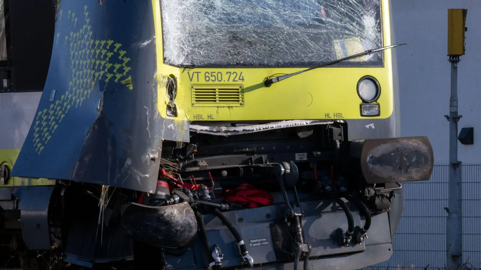 Der beschädigte Zug war am Donnerstagmorgen noch am Bayreuther Hauptbahnhof zu sehen. (Foto: Pia Bayer/dpa)