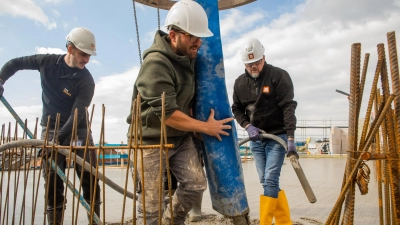 Eine der letzten Decken des gesamten Projektes wurde sinnbildlich betoniert: Die Arbeiten liegen im Zeitplan, Ende 2025 soll das Milchhof-Carré fertig sein. (Foto: Evi Lemberger)