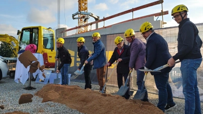 Mit einem symbolischen Spatenstich legten Jonas Hernd von der Firma Stein (von links), Stefan und Markus Berr, Hans Späth, Jürgen Heckel, Oliver Späth und Christian Stein den Grundstein für „Hans Quadrat”. (Foto: Katrin Merklein)