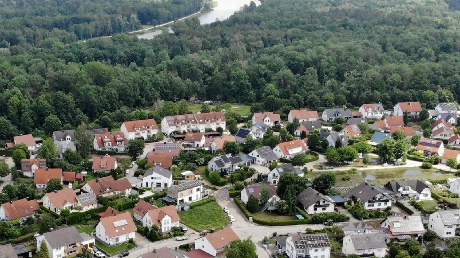 Hochwasserschäden sind durch eine Elementarschutz-Versicherung abgedeckt. Ohne diese Versicherung können die Reparaturkosten als außergewöhnliche Belastungen in der Steuererklärung angegeben werden. (Foto: Stefan Puchner/dpa/dpa-tmn)