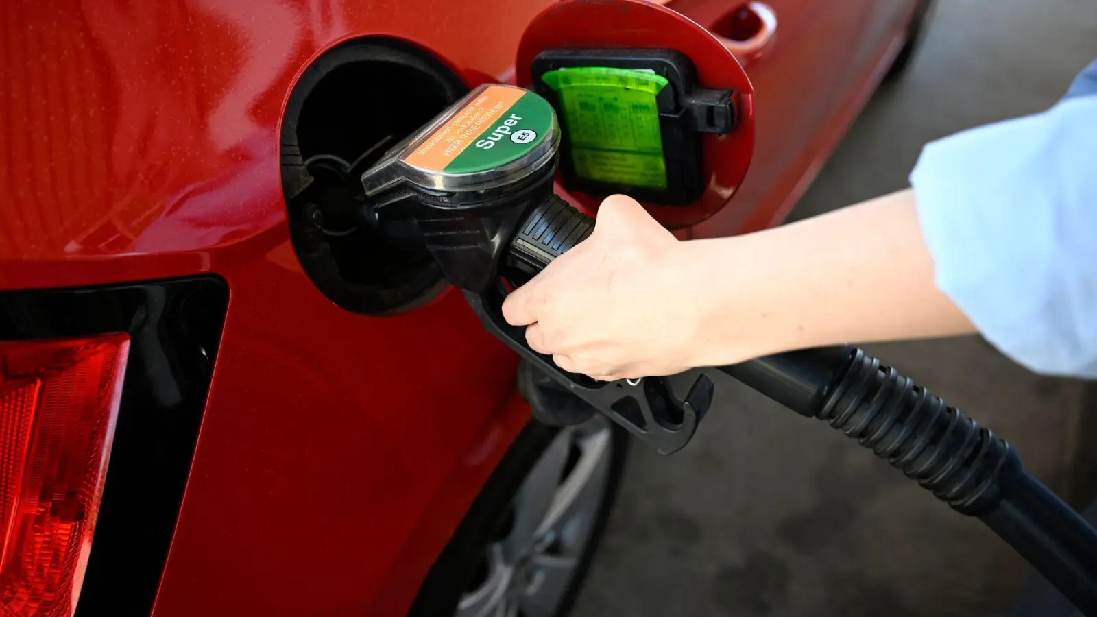 Die Spritpreise ziehen vor dem Inkrafttreten der erhofften Preisbremse etwas an. (Illustration) (Foto: Philip Dulian/dpa)