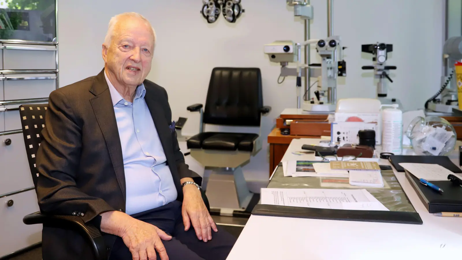 Im Oktober 1977 übernahm Dr. Frank Jaksche die Augenarztpraxis. In all den Jahrzehnten seitdem fand der heute 81 Jahre alte Mediziner den Kontakt mit den Menschen bereichernd. (Foto: Oliver Herbst)