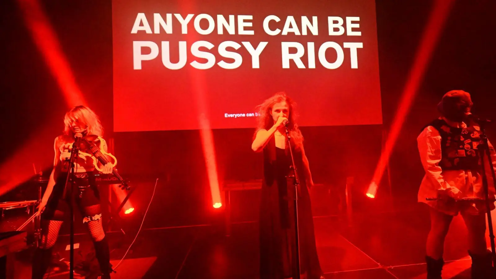 Das Künstlerkollektiv Pussy Riot hat in München eine Neuauflage seiner Show „Riot Days“ vorgestellt.   (Foto: Felix Hörhager/dpa)