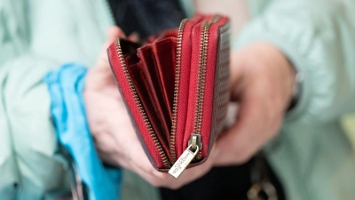 Die Wirtschaft wächst wieder, aber auf die Kauflaune der Deutschen schlägt das noch nicht durch. (Symbolbild)  (Foto: Sebastian Kahnert/dpa)