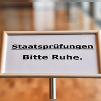 Die CSU ist offen für einen integrierten Jura-Bachelor. (Symbolbild)  (Foto: Martin Schutt/dpa-Zentralbild/dpa)