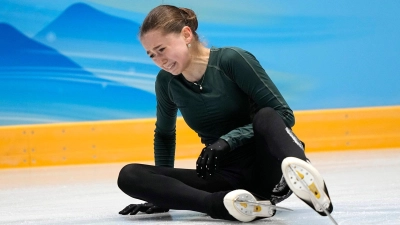 Die russische Eiskunstläuferin Kamila Walijewa sitzt auf dem Eis und weint nach einem Sturz. (Foto: David J. Phillip/AP/dpa)