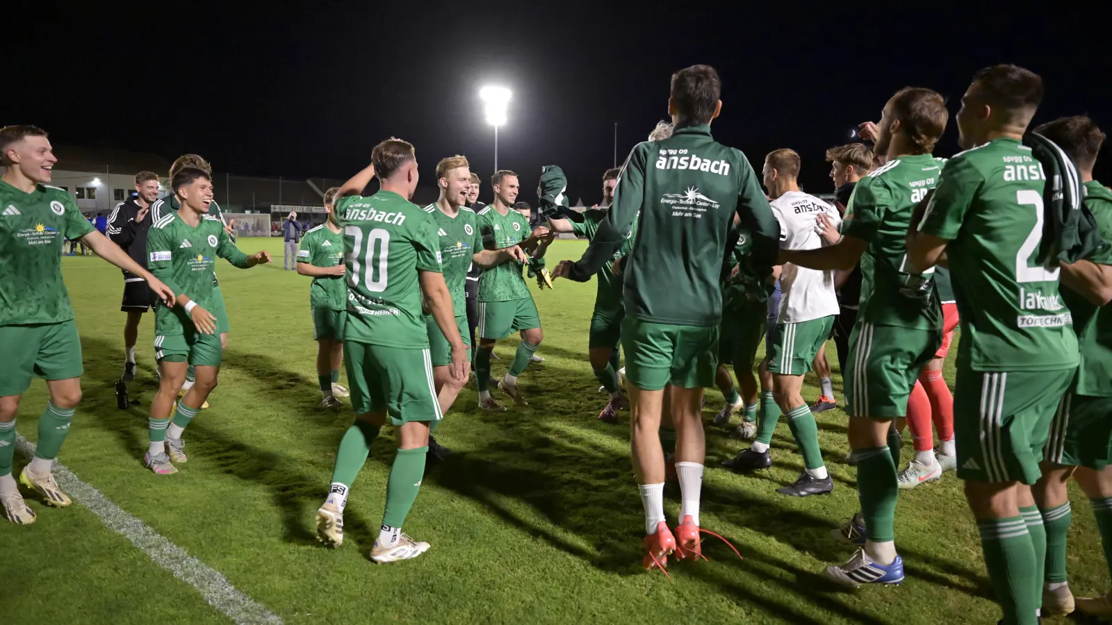 Im hellen Schein der neuen Flutlichtanlage: Die SpVgg Ansbach feierte am Freitagabend mit dem 3:0 über Viktoria Aschaffenburg ihren ersten Saisonsieg in der Regionalliga Bayern. (Foto: Martin Rügner)