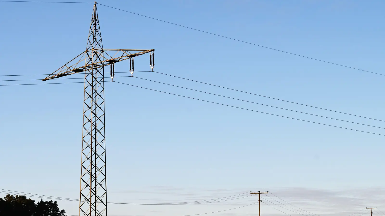 Die alten Hochspannungsleitungen werden laut der Netzbaufirma den aktuellen Anforderungen nicht mehr gerecht. Deshalb werden ergänzende Netze aufgebaut.  (Symbolbild: Luca Paul)