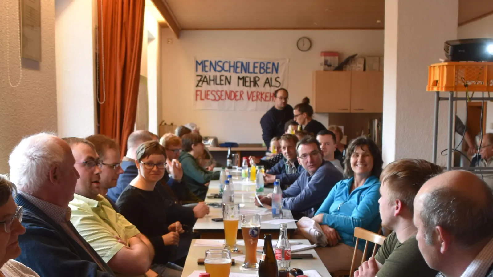 Zu ihrer Versammlung hatten sich die Oberlaimbacher ein Transparent in den Saal gehängt: „Menschenleben zählen mehr als fließender Verkehr“. (Foto: Andreas Reum)