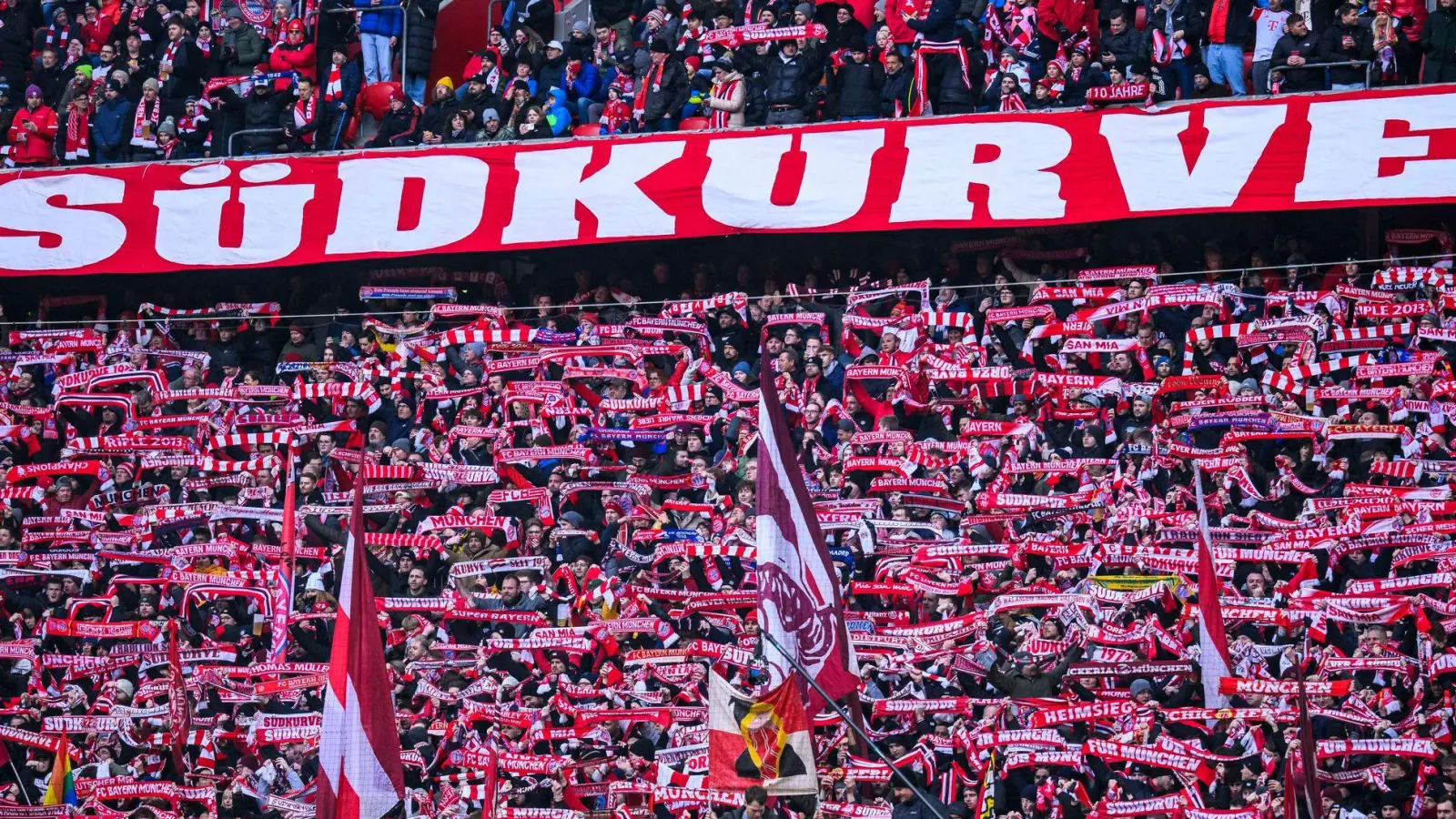 Voll besetzte Münchner Südkurve. (Foto: Tom Weller/dpa)