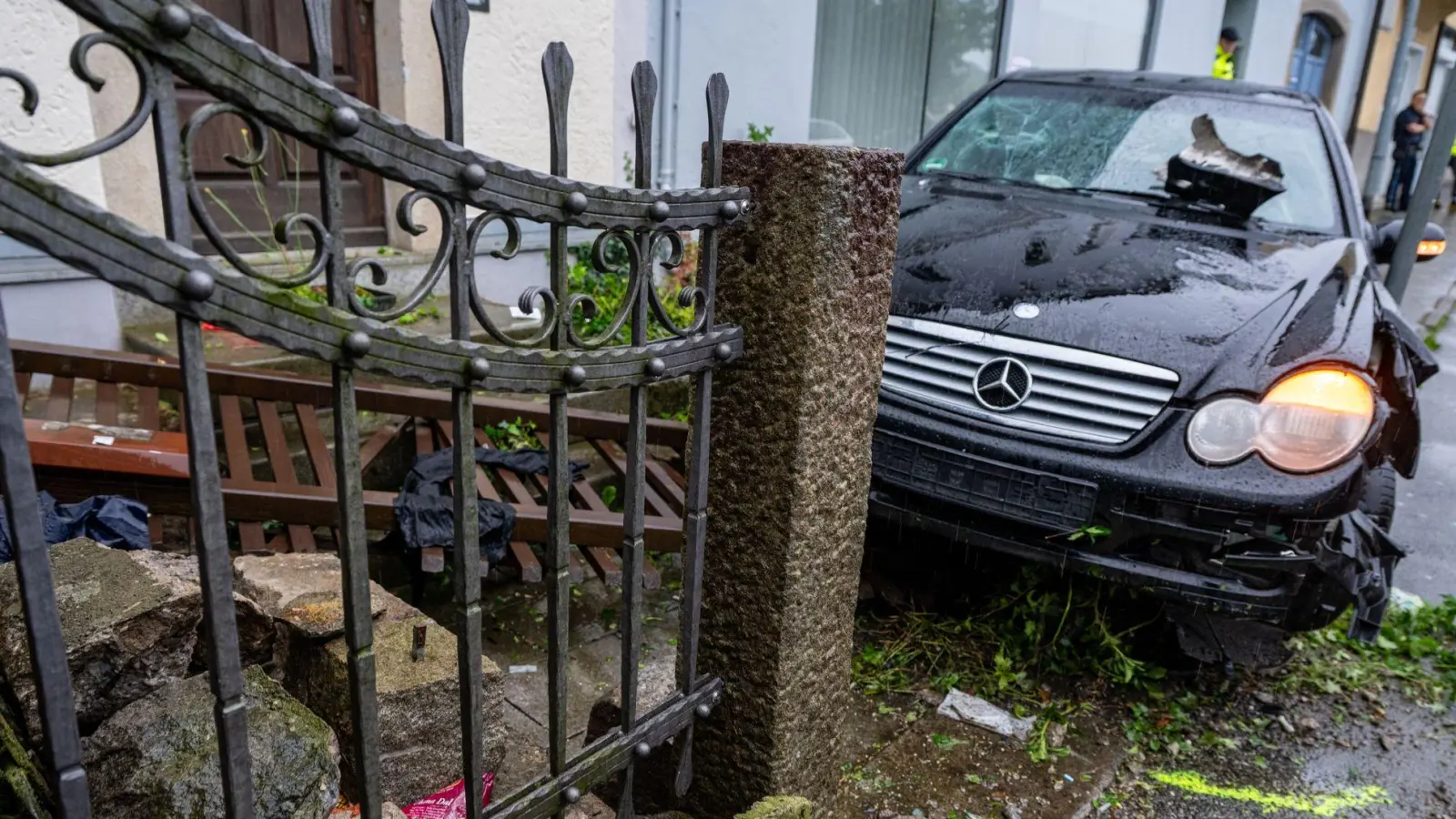 Der Mann soll den Wagen bewusst in die Menschengruppe gesteuert haben. (Archivbild) (Foto: Armin Weigel/dpa)