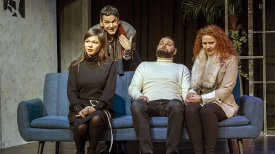 Da ist wegen der Spender-Frage die Stimmung schon im Keller – eine Szene aus „Die Niere“ mit Nicole Janze, Andreas Peteratzinger, Simon Fleischhacker und Diana Barth (von links). (Foto: Landestheater/Hans von Draminski)