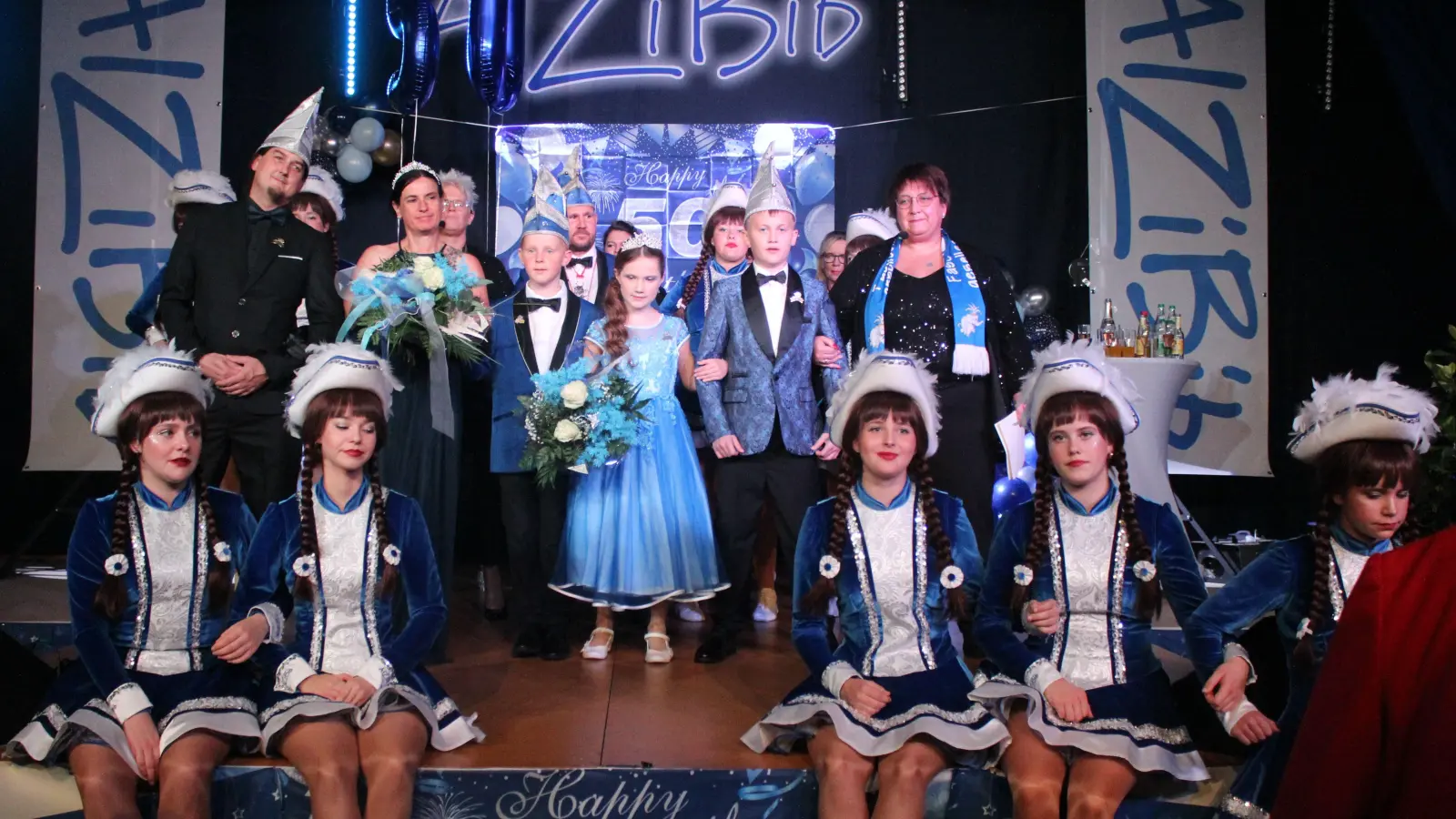 Jubiläumsfeier bei AlZiBib mit der Proklamation der beiden Prinzenpaare (stehend, von links): Prinz Christian I. und Prinzessin Anja I.; Jungendelferrat und Page Hannes Königstein; Kinderprinzessin Sophia I. (Herbolzheimer) und Prinz David I. (Dereeser). (Foto: Hans-Jochen Teufel)