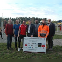 Weihten den Spielplatz offiziell ein (von links): Pfarrer Thorsten Wolff, TSV-Vorsitzender Ralph Bieringer, Fußball-Abteilungsleiter Sven Hofmann, Bürgermeister Sven Waidmann, Kaplan Sijo Sebastian, Bauhofmitarbeiter Julian Schober und Gemeindereferent Robert Bayer (Foto: Albrecht Flierl)