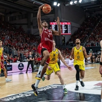 Bambergs Demarcus Demonia steigt ungestört zum Berliner Korb hoch. (Foto: Daniel Löb/dpa)