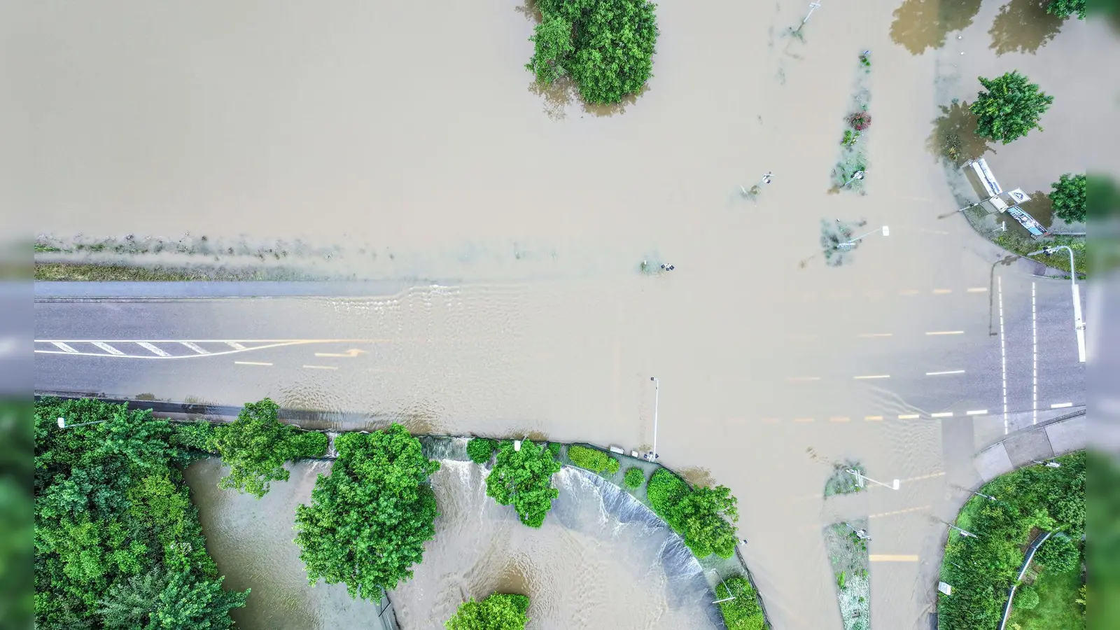 Das Wasser der Ilm ist in Oberbayern über die Ufer getreten. (Foto: Jason Tschepljakow/dpa)