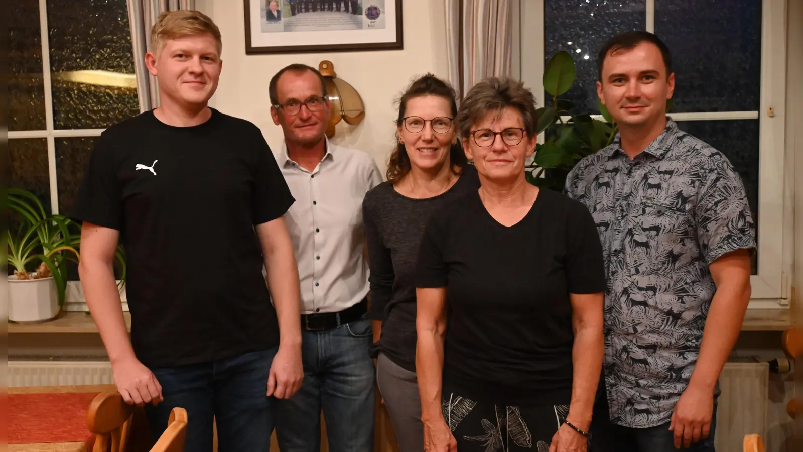 Die künftigen Pflegelotsinnen und Pflegelotsen: Robert Krasnoruzkij, Elli Reuther, Birgit Reich und Waldemar Hubert (von links), zusammen mit Bürgermeister Anton Schiefer (2. von links). (Foto: Judith Marschall)