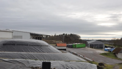 Ein Blick auf die Deponie im Dienstfeld: unter den Folien befindet sich der Müllberg, in der Umladehalle links mit dem schrägen Dach geschah der Giftvorfall und wurde der Bunker aufgefüllt. (Foto: Jonas Volland)