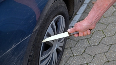 In Untereichenbach beschädigte ein Reifenstecher insgesamt vier Autos. (Symbolbild: Anna Beigel)