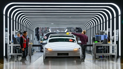 Der US-Elektroautobauer Tesla hat den Krankenstand in der Fabrik in Grünheide bei Berlin reduziert. (Archivbild) (Foto: Patrick Pleul/dpa)