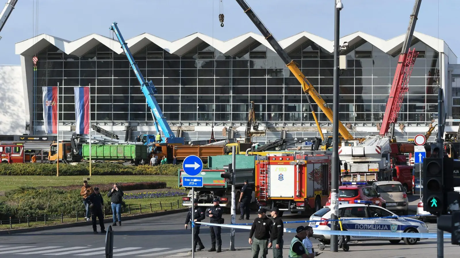 Der Einsturz des Bahnhofsvordachs in Novi Sad forderte mindestens acht Menschenleben (Foto aktuell).  (Foto: Uncredited/AP)