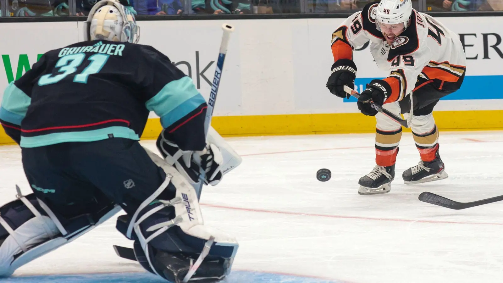 Max Jones(r), linker Flügel der Anaheim Ducks, schießt auf Seattles Torwart Philipp Grubauer. (Foto: Jason Redmond/AP/dpa)