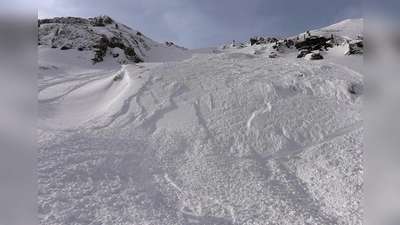 In diesem Winter gibt es ungewöhnlich viele Lawinen wie hier in Tirol. (Archivbild) (Foto: Zoom.Tirol/APA/dpa)