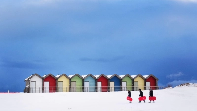 Auf geht's zum Schlittenfahren in Blyth in Großbritannien. (Foto: Owen Humphreys/PA Wire/dpa)