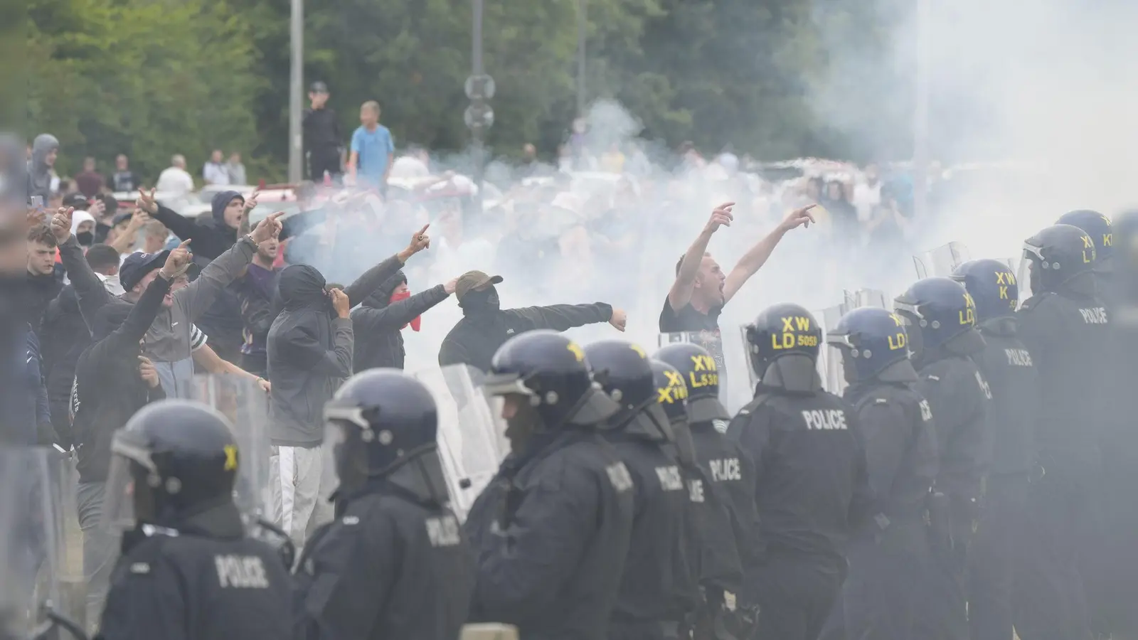 Nach Krawallen in England: 27-Jähriger zu neun Jahren Haft verurteilt (Archivbild). (Foto: Danny Lawson/PA Wire/dpa)