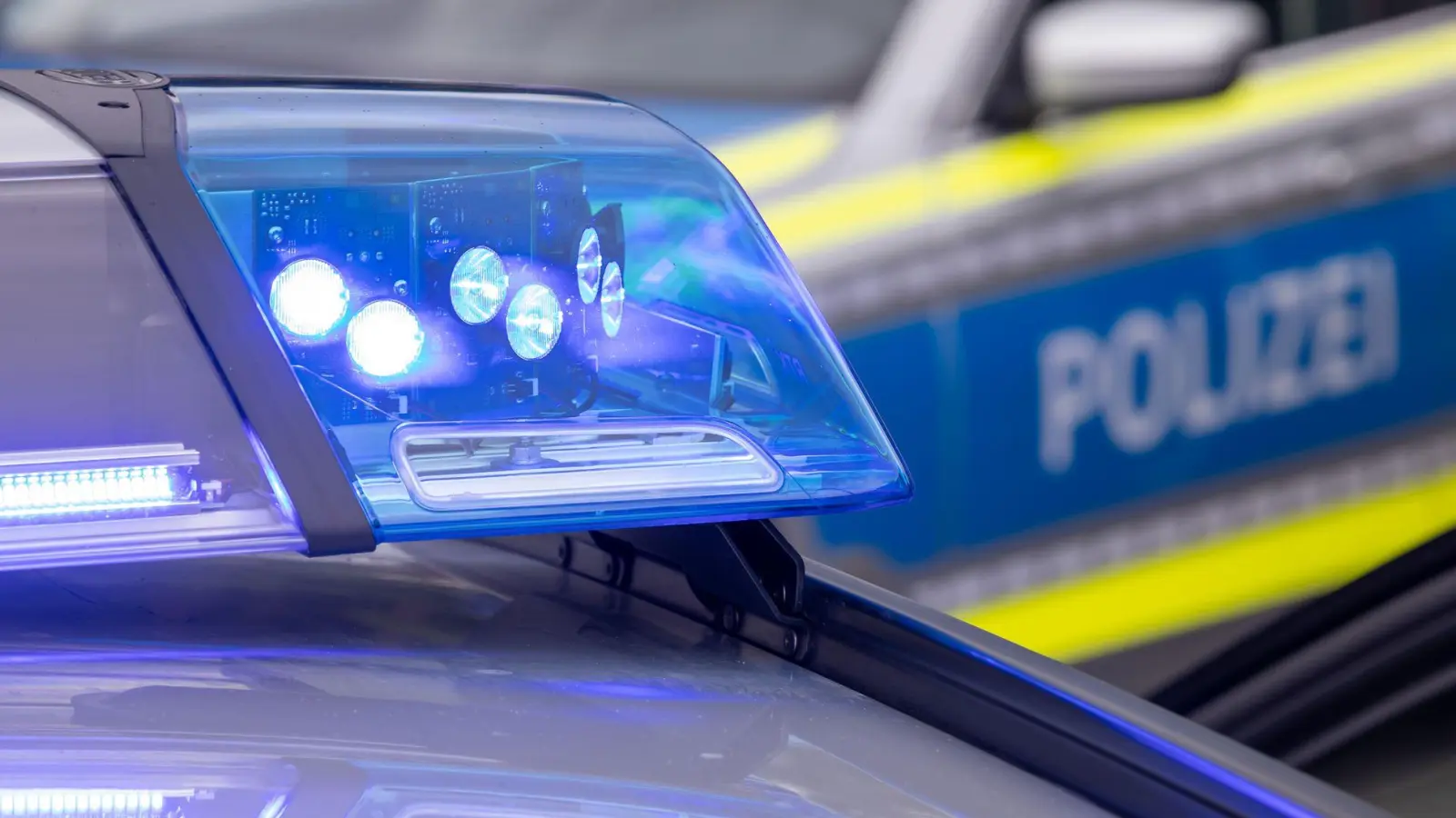 Die Polizei kümmerte sich um einen Unfall auf der Autobahn bei Diebach im Landkreis Ansbach. (Symbolbild: Daniel Karmann/dpa)