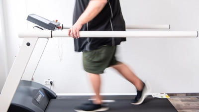 10.000 Schritte am Tag: Genug Bewegung senkt das Risiko für Übergewicht - und hilft beim Abnehmen.  (Foto: Sina Schuldt/dpa)