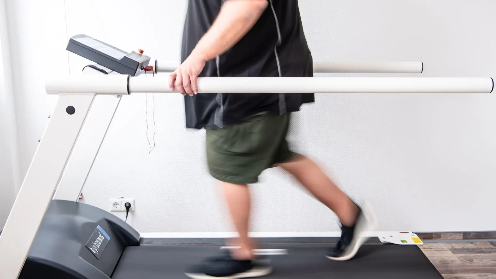 10.000 Schritte am Tag: Genug Bewegung senkt das Risiko für Übergewicht - und hilft beim Abnehmen.  (Foto: Sina Schuldt/dpa)