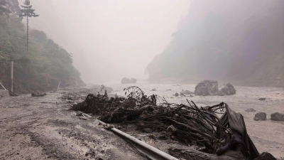 Auf diesem von der Nachrichtenagentur Xinhua veröffentlichten Foto ist ein schlammiges Flussufer mit Trümmern in der Nähe des Hafens von Gyirong in der Autonomen Region Tibet im Südwesten Chinas zu sehen. (Foto: Anonymous/Xinhua/AP/dpa)