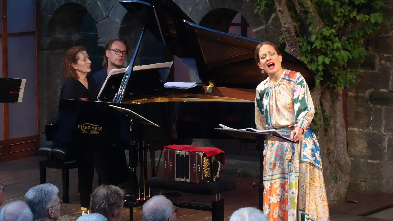 In einem Geflecht aus Zauber und Hingabe entfalteten die Sopranistin und künstlerische Leiterin von KunstKlang Christiane Karg (rechts) und ihre Gäste so viel Tango-Seligkeit, dass es nur so Funken sprühte. Am Klavier sitzt Ulrike Payer. (Foto: Marion Etienne)