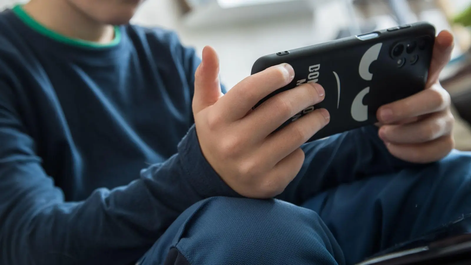 Vorsicht, Gefahr im Chat: Falsche Online-„Freunde“ üben digitale Gewalt aus und manipulieren Kinder und Jugendliche - mit fatalen Folgen.  (Foto: Christin Klose/dpa-tmn)